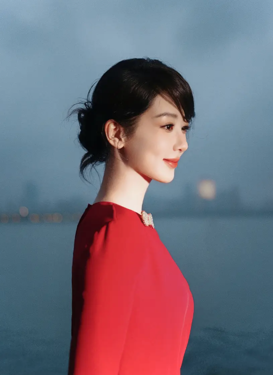 Dương Tử tiếp tục cho thấy sức hút ổn định của mình qua loạt ảnh mới.