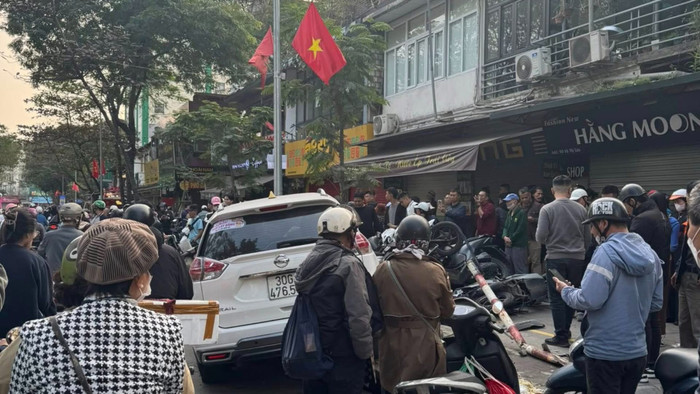 Chiếc xe ô tô gây tai nạn trên đường.