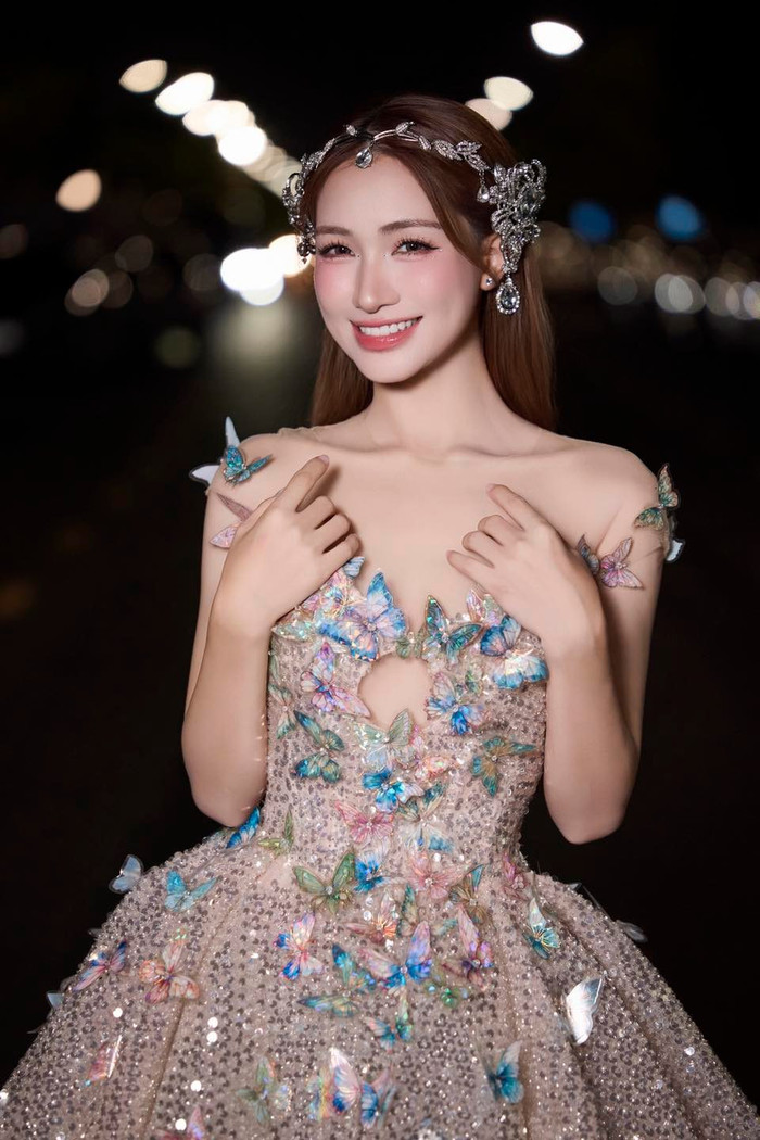 Hòa Minzy duy trì là uống collagen trước khi đi ngủ để giữ gìn sức khoẻ và sắc đẹp.