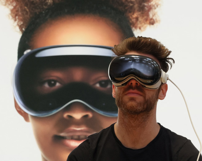 Một khách hàng đang sử dụng tai nghe Vision Pro của Apple tại một cửa hàng ở New York, thiết bị này có giá ít nhất là 3.199 bảng Anh (3.499 đô la Mỹ). Ảnh: Reuters
