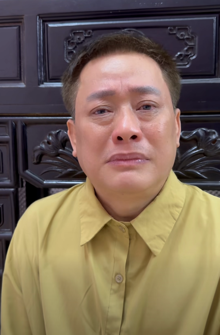 Tấn Bo khóc mếu máo nói về những ồn ào, công kích từ cư dân mạng thời gian gần đây.&nbsp;