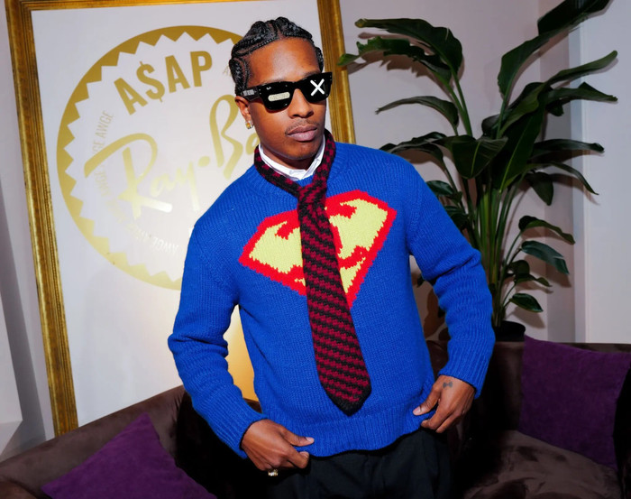 Cà vạt đang được biến tấu theo cách khó hiểu. Ảnh: Shutterstock