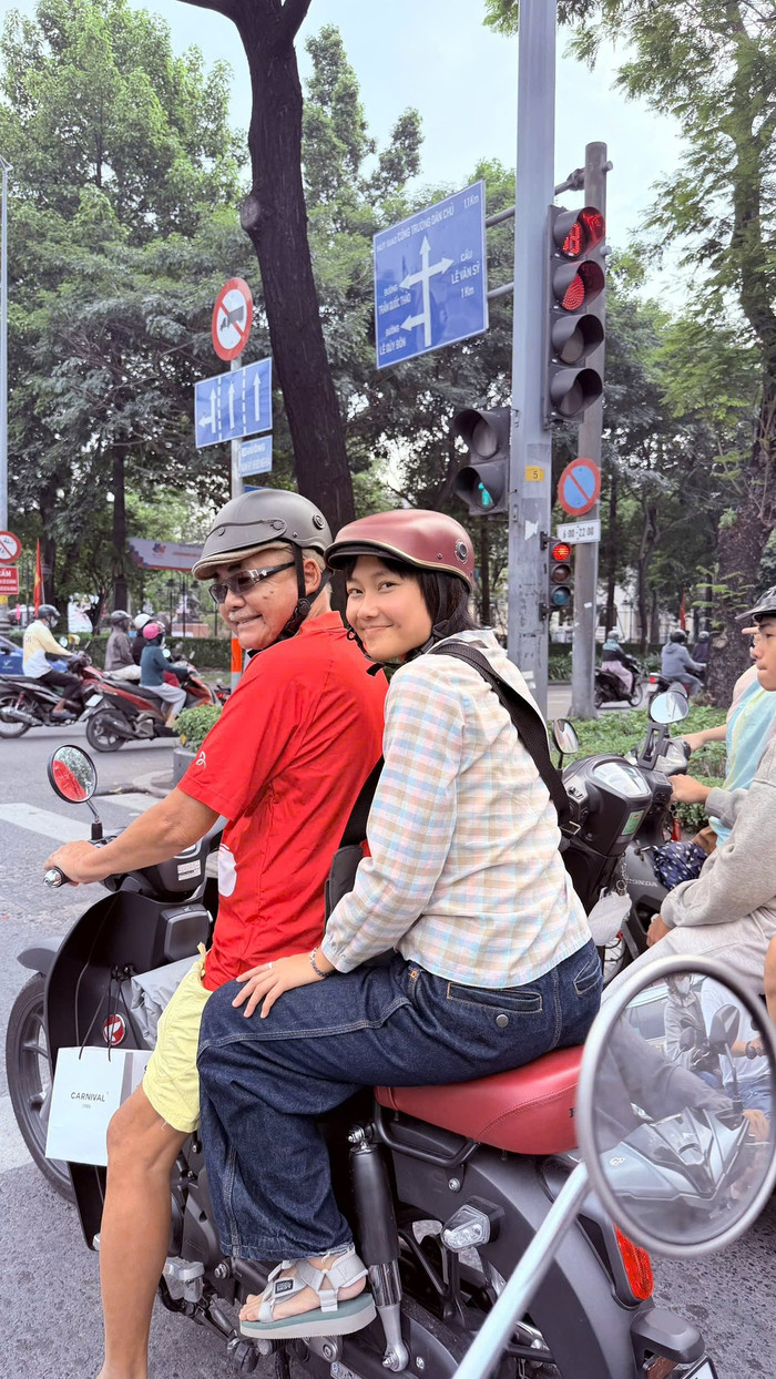 Khoảnh khắc NSND Việt Anh chở con gái.