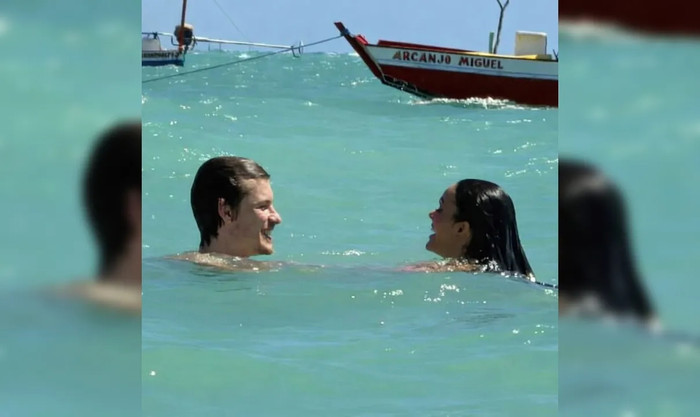 Nam ca sĩ 27 tuổi bị bắt gặp hôn đắm đuối 'bạn gái tin đồn' giữa biển, mạng xã hội 'dậy sóng' Ảnh 2