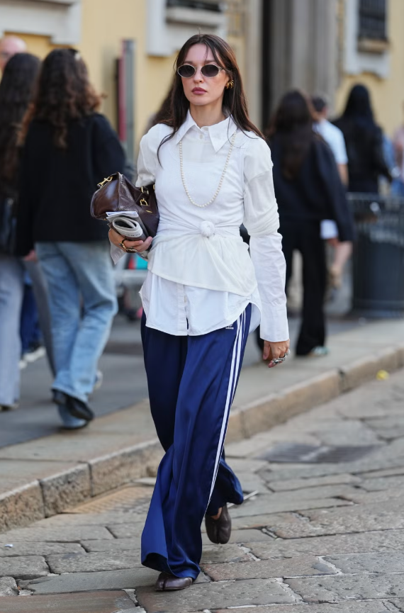 Áo sơ mi cài cúc phối cùng quần thể thao kẻ sọc là cách hoàn hảo để vừa thoải mái vừa chỉnh tề. Ảnh: cosmopolitan