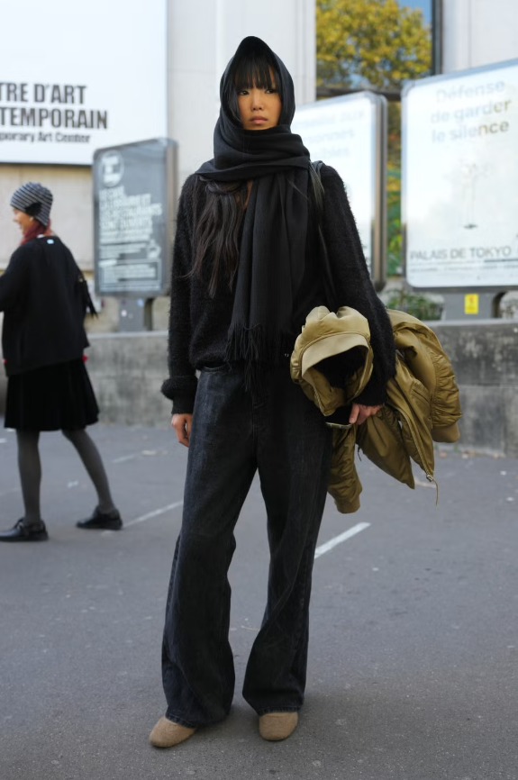 Mùa này các cô gái đều quấn khăn quanh đầu thay vì đội mũ len. Và phải thừa nhận, trông nó khá sành điệu. Ảnh: cosmopolitan