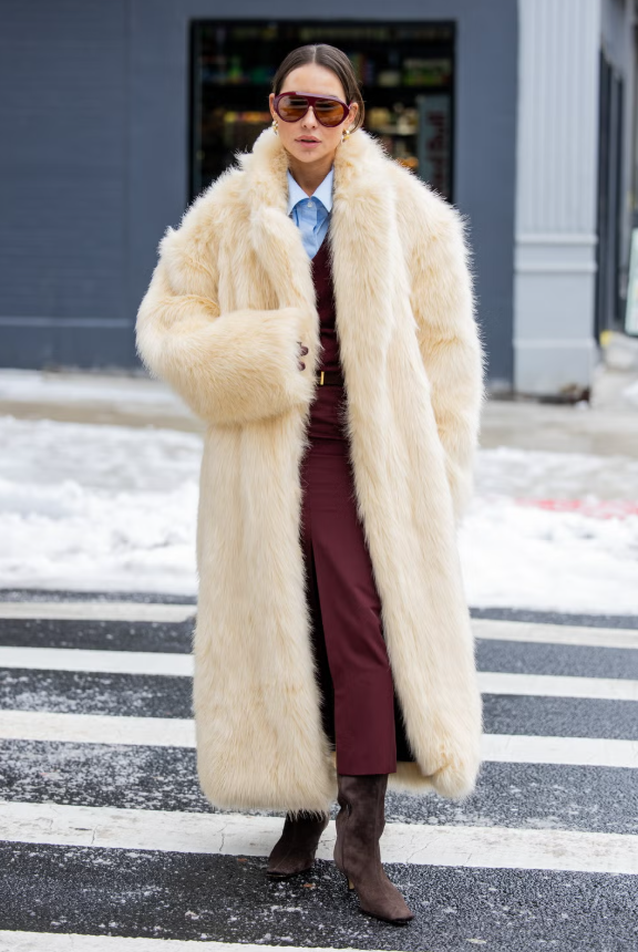 Áo khoác lông giả dài, sang trọng không chỉ hợp trào lưu mà còn mang lại vẻ quyến rũ ngay cả trong những ngày tẻ nhạt nhất. Ảnh: cosmopolitan