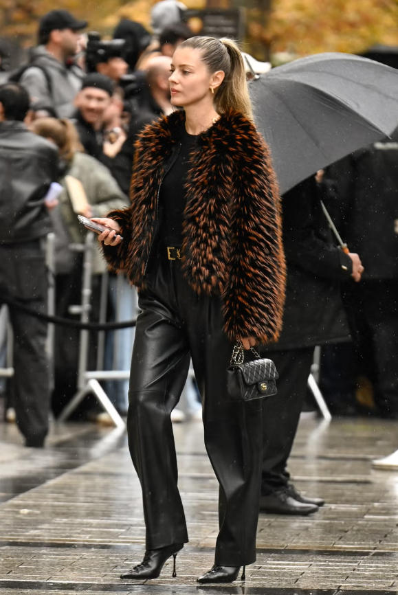 Lông thú và da là hai chất liệu ấm áp và chúng cũng trông cực kỳ sang trọng khi kết hợp với nhau. Ảnh: cosmopolitan