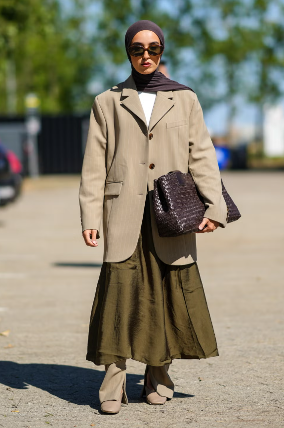 Váy lụa mùa thu kết hợp blazer oversized và túi xách cỡ lớn mang đến diện mạo công sở mùa đông đầy phong cách. Ảnh: cosmopolitan