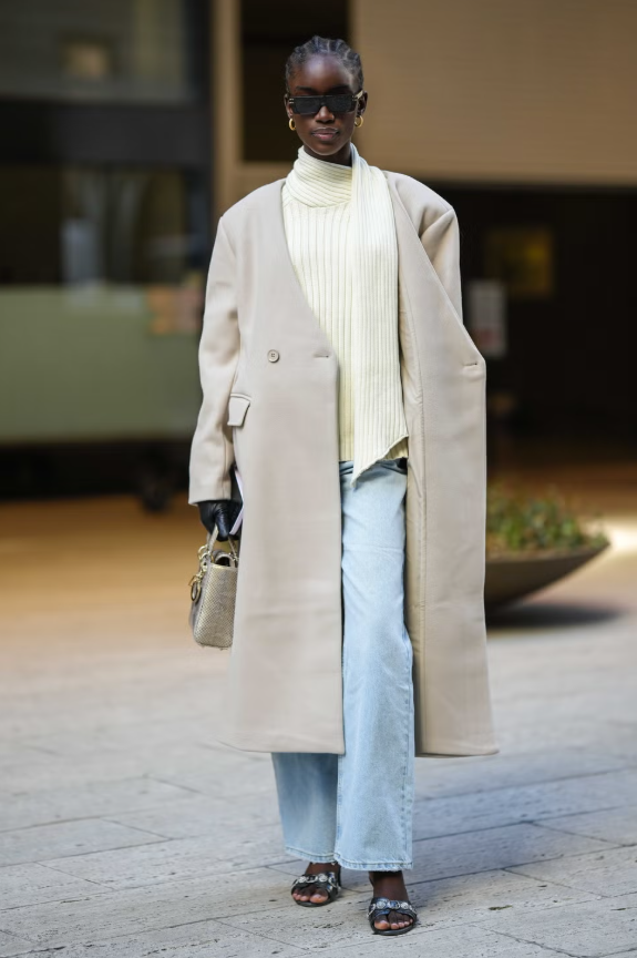 Màu xám tro và kem nhạt, ít được chú ý nhưng lại nổi bật tuyệt đối khi kết hợp cùng quần jeans sáng màu. Ảnh: cosmopolitan