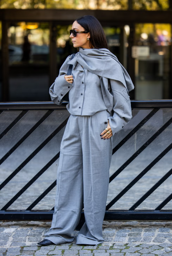 Áo khoác khăn quàng cổ vẫn tiếp tục là xu hướng thời trang trong năm 2026. Ảnh: cosmopolitan