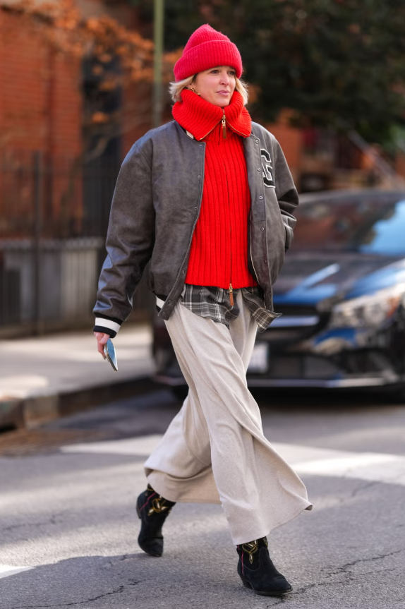 Áo flannel, len cổ kéo khóa hay bomber phối nhiều lớp cùng phụ kiện ấm áp chính là công thức hoàn hảo cho tiết trời se lạnh. Ảnh: cosmopolitan