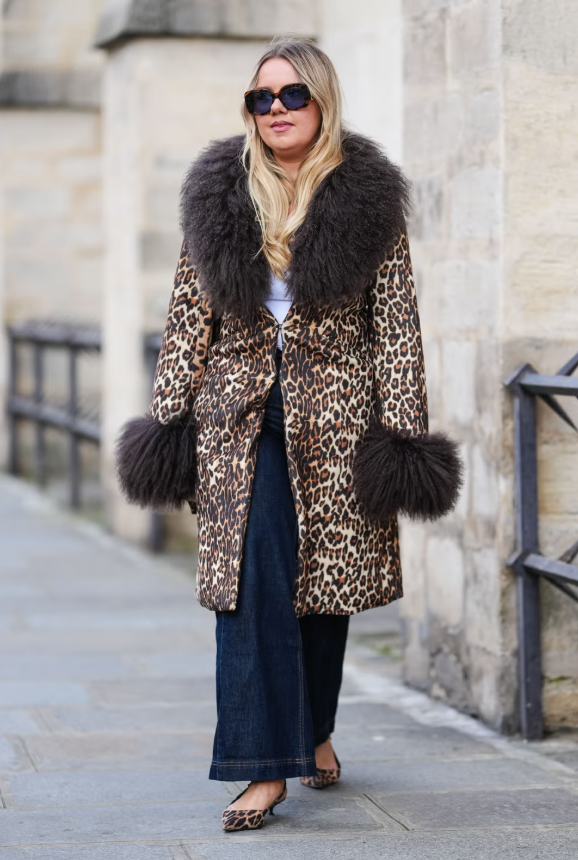 Áo khoác da báo phối cùng quần jeans là cách đơn giản nhưng luôn tạo dấu ấn cá tính. Ảnh: cosmopolitan