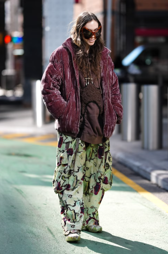 Hãy phối áo hoodie với quần cargo rộng thùng thình và kính râm để tạo nên phong cách giản dị nhưng vẫn cực chất. Ảnh: cosmopolitan