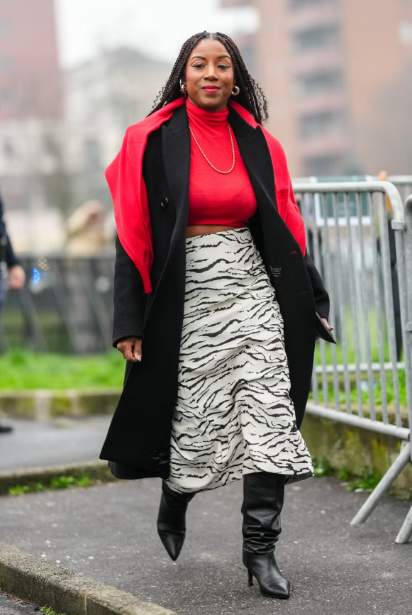 Màu đỏ thẫm đang trở thành xu hướng nổi bật mùa này. Hãy làm nổi bật sắc màu vốn đã rất rực rỡ này bằng cách phối cùng họa tiết ngựa vằn, họa tiết da báo. Ảnh: cosmopolitan