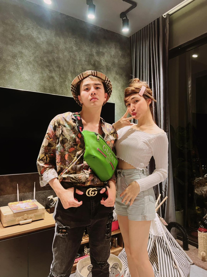 Hòa Minzy thoải mái thể hiện tính cách hài hước mỗi khi ở bên cạnh Duy Khánh. Ảnh: FBNV