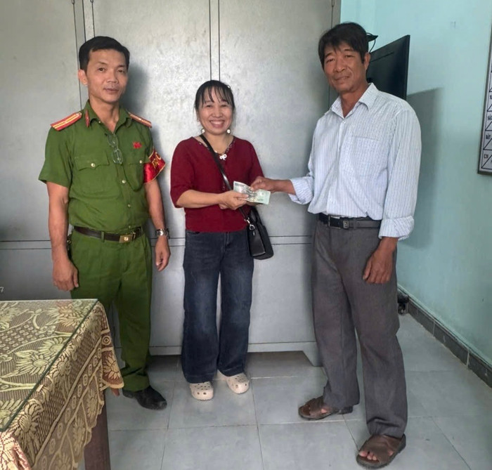 Anh Tuấn trao trả lại số tiền mà chị Oanh đã chuyển nhầm trước sự chứng kiến của Cơ quan chức năng. Ảnh: Công an TP Đà Nẵng