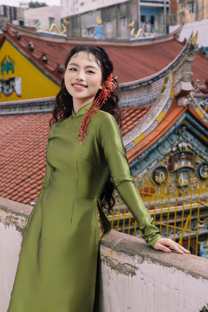 Ngoài ra, nữ ca sĩ cũng không ngại thử nghiệm những layout tóc cầu kỳ, từ tóc uốn xoăn nhẹ nhàng điểm xuyết phụ kiện trâm cài đến tóc thắt bím truyền thống. Ảnh: FBNV