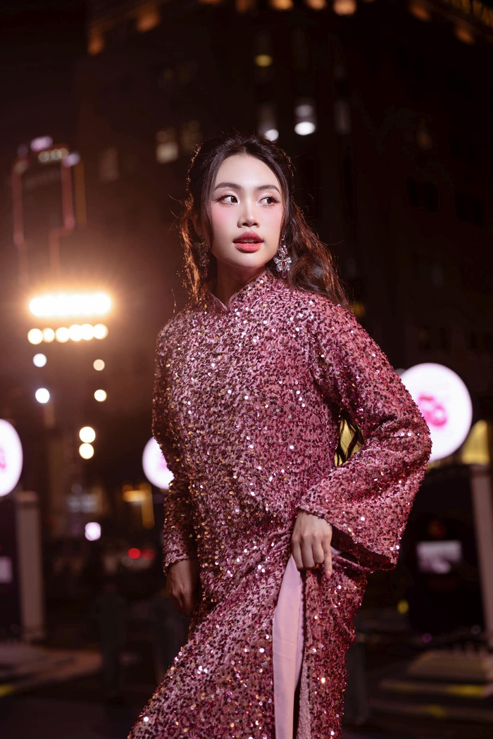 Những lần mặc áo dài của Phương Mỹ Chi không chỉ đơn thuần là khoe vẻ đẹp hình thể hay gu thời trang, mà còn là cách cô kết nối với văn hóa Việt. Mỗi bộ áo dài trở thành dấu ấn, khiến người hâm mộ vừa ngắm nhìn vừa muốn học hỏi và áp dụng phong cách thanh lịch, hiện đại nhưng vẫn đậm chất Việt. Ảnh: FBNV