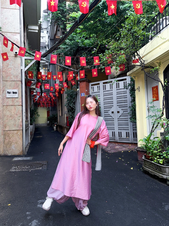 Không dừng lại ở đó, Phương Mỹ Chi còn cho thấy sự nhạy bén với xu hướng khi diện những thiết kế áo dài cách tân dáng rộng. Ảnh: FBNV