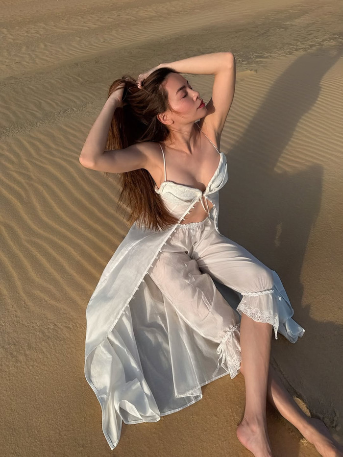 Hồ Ngọc Hà khoe nhan sắc mặn mà khi diện trang phục mỏng tang. Ảnh: IGNV