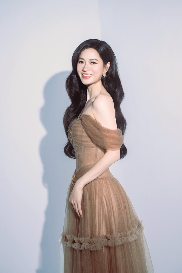 Lâm Vỹ Dạ thoải mái mặc những chiếc váy lộng lẫy, ôm sát cơ thể sau khi giảm cân. Ảnh: FBNV