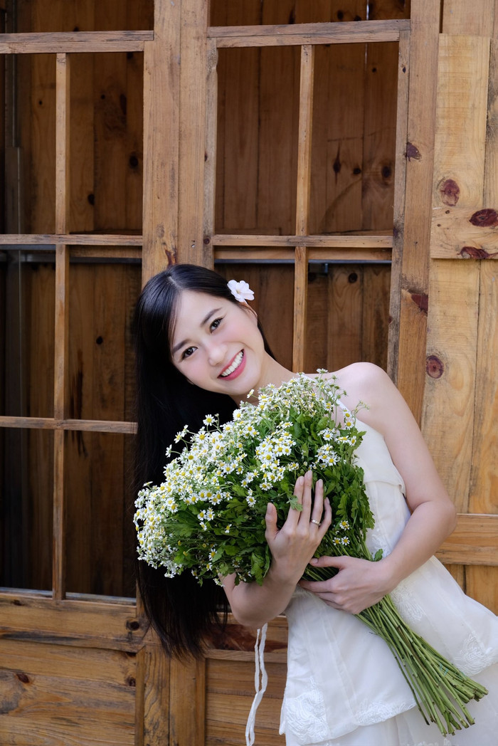 Lâm Vỹ Dạ cười tươi rói khi chụp hình. Ảnh: FBNV