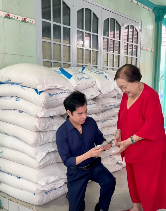 Hình ảnh danh ca Ngọc Sơn quỳ, tặng tiền mặt và gạo cho một mái ấm mới đây đã gây xúc động mạnh.
