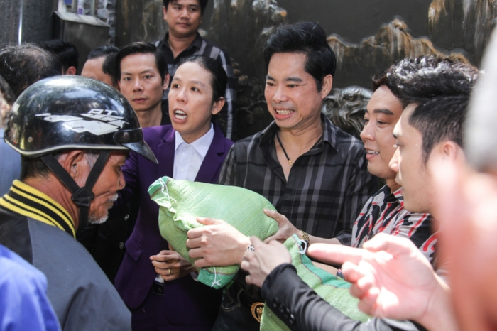 Danh ca Ngọc Sơn dù bận rộn với các hoạt động nghệ thuật nhưng vẫn duy trì đều đặn công tác thiện nguyện.