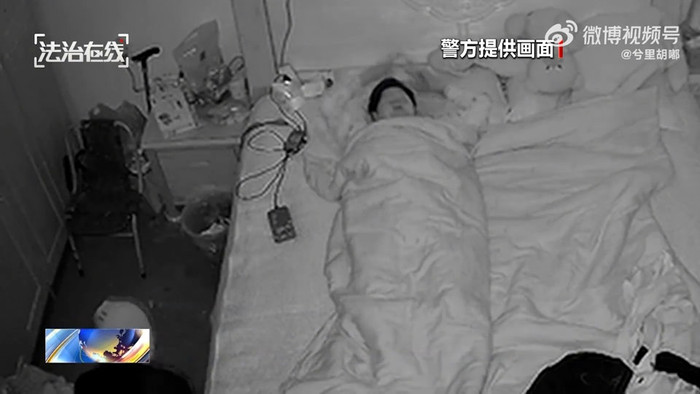 Tên trộm đột nhập vào phòng người phụ nữ, camera ghi lại diễn biến xem mà toát mồ hôi Ảnh 2