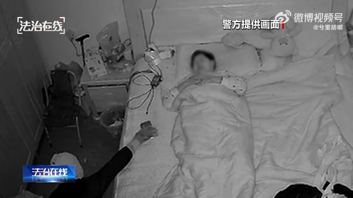 Tên trộm đột nhập vào phòng người phụ nữ, camera ghi lại diễn biến xem mà toát mồ hôi Ảnh 3