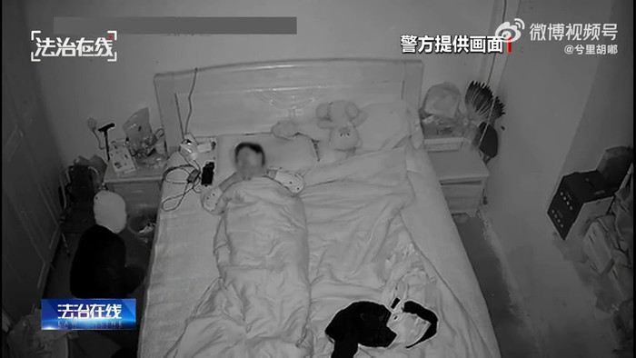 Tên trộm đột nhập vào phòng người phụ nữ, camera ghi lại diễn biến xem mà toát mồ hôi Ảnh 1