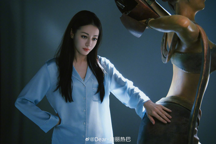 Địch Lệ Nhiệt Ba thể hiện sự nghiêm túc mỗi khi tham gia các dự án công việc. Ảnh: Weibo