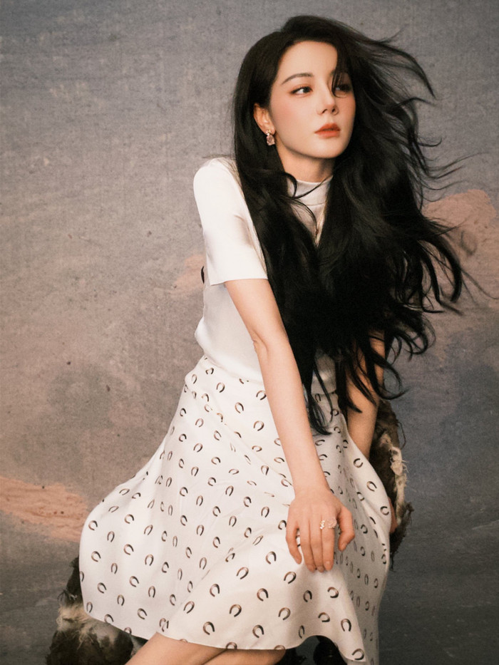 Địch Lệ Nhiệt Ba sở hữu lối sống lành mạnh trong nhiều năm qua. Ảnh: Weibo