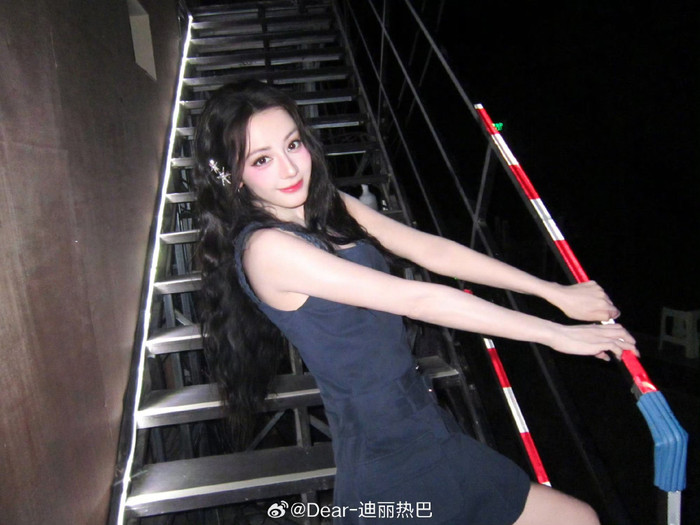 Trước đó vóc dáng gầy gò của Địch Lệ Nhiệt Ba từng khiến nhiều khán giả không khỏi lo lắng. Ảnh: Weibo