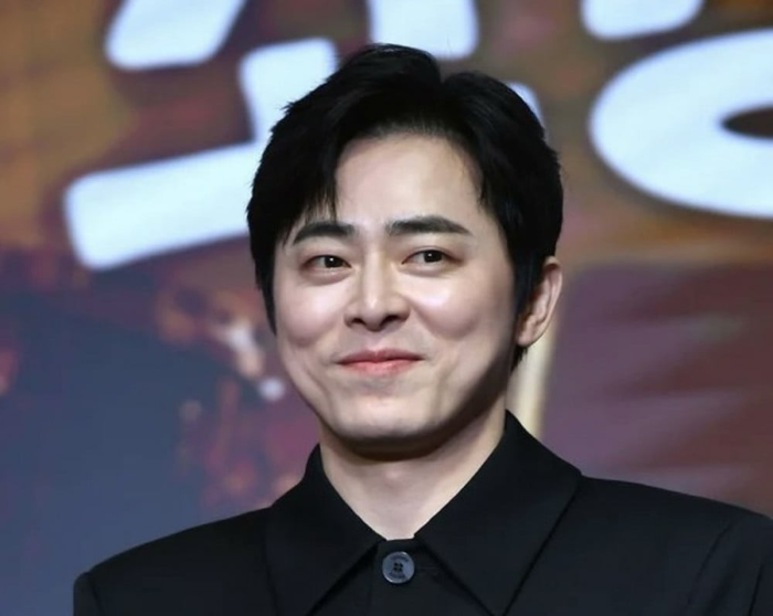 Nam diễn viên Jo Jung Suk đã trực tiếp viết thư tay thông báo tin vui gia đình chào đón con thứ hai.