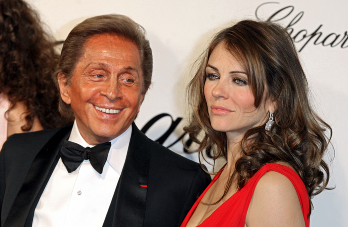Valentino cùng Elizabeth Hurley tại Liên hoan phim Cannes năm 2007. Ảnh: The Guardian&nbsp;
