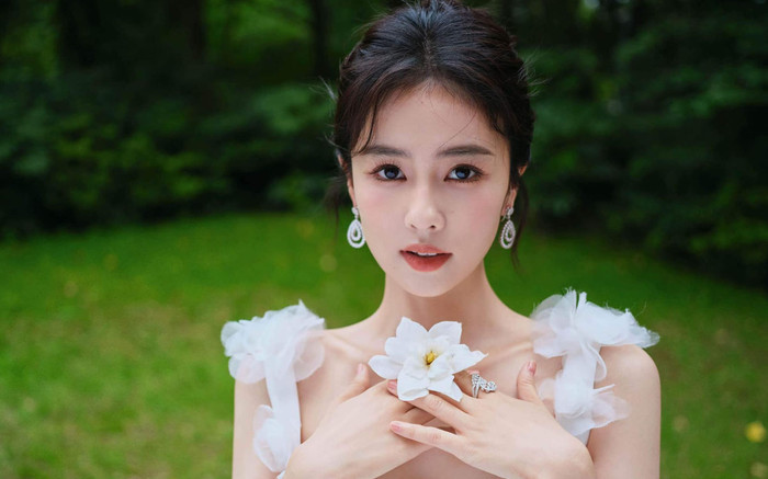 Sức hút của Bạch Lộc không chỉ đến từ những vai diễn mà còn từ những khoảnh khắc đời thường cô chia sẻ.