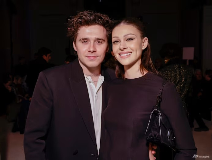 Brooklyn Beckham (bên trái) và Nicola Peltz tham dự buổi trình diễn thời trang may sẵn Thu/Đông 2023-2024 của Valentino năm 2023. (Ảnh: AP/Vianney Le Caer)