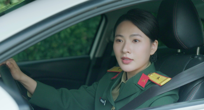 Minh Trang trong tạo hình nữ sĩ quan Lam Anh, 'bóng hồng' song hành cùng Steven Nguyễn trong Không Giới Hạn