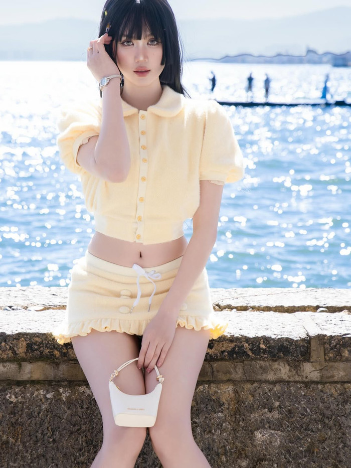 Ngọc Trinh diện trang phục màu vàng nhạt tối giản (Ảnh: ISNV).