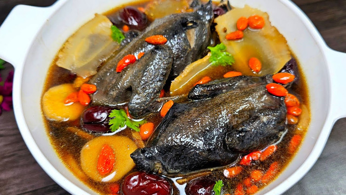 Canh gà hầm thuốc bắc phù hợp trong thời điểm này. (Ảnh minh họa từ Internet)