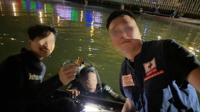 Lực lượng thiện nguyện tìm thấy giúp người dân 1 cây vàng bị rơi xuống sông Hương. Nguồn: Dân Trí