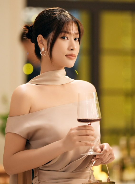 Đoàn Thiên Ân lột xác trong Nụ hôn bạc tỷ, phim Tết 2025 cán mốc hơn 210 tỷ đồng