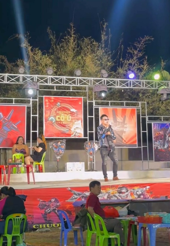 Nam ca sĩ Việt nổi tiếng một thời nay đi hát hội chợ, khán giả thưa thớt ngồi xem Ảnh 1