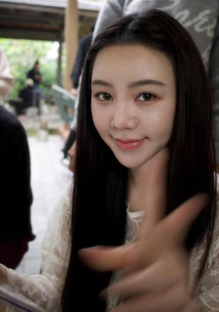 Quỳnh Kool lộ rõ nhan sắc thật qua ảnh được chụp bởi Huỳnh Anh. Ảnh chụp màn hình