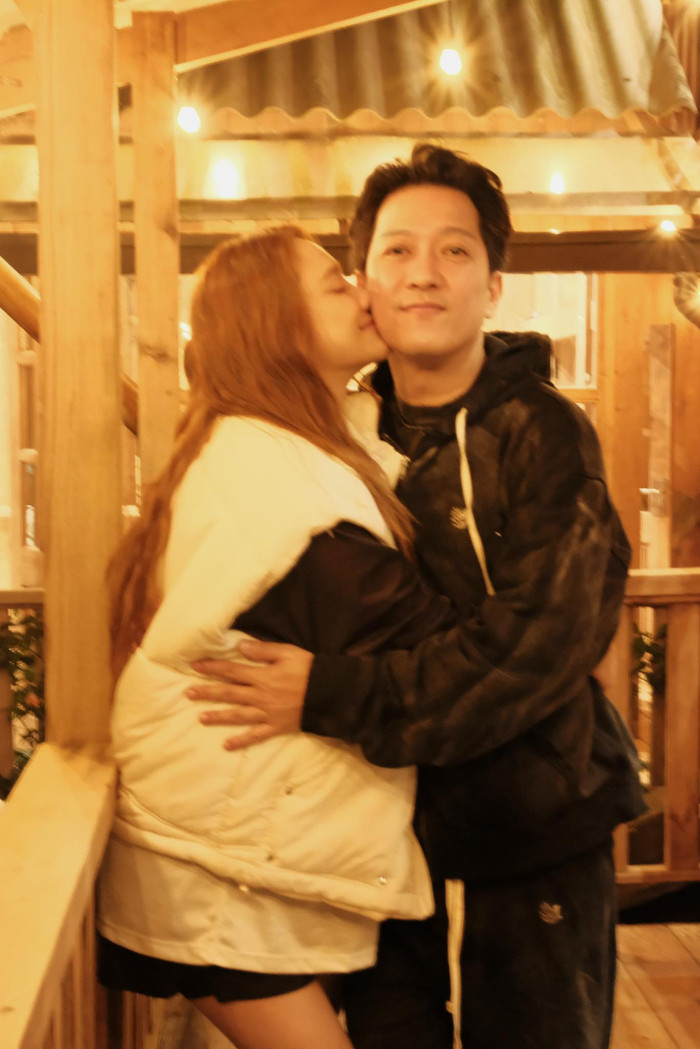 Trong thời gian mang bầu lần ba, Nhã Phương vẫn nỗ lực hỗ trợ Trường Giang về một số dự án công việc. Ảnh: FBNV