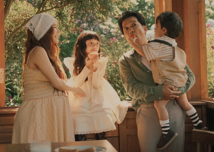 Trước đó Trường Giang và Nhã Phương đã tranh thủ chụp bộ ảnh gia đình cùng các con. Ảnh: fBNV