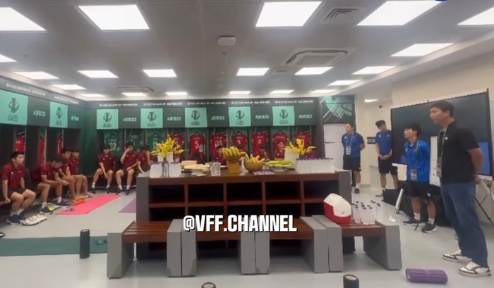 Trước lúc ra sân gặp U23 Trung Quốc, HLV Kim Sang Sik đã có những lời động viên trong phòng thay đồ, thể hiện rõ quyết tâm và niềm tin tuyệt đối dành cho các học trò. Ảnh: VFF