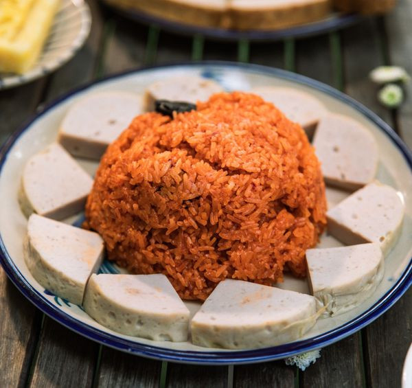 Đĩa giò, chả, xôi gấc được trình bày bắt mắt.